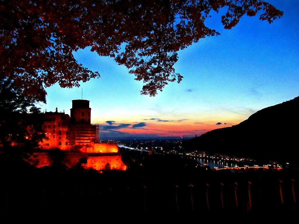 Dieses Bild hat ein leeres Alt-Attribut. Der Dateiname ist abendlicht.schloss-1024x768.jpg
